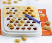 Пельменница с ложечкой Пельменница с ложечкой